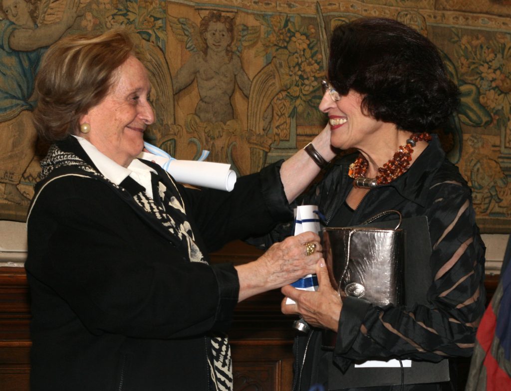 2012 · Gracia recibe de Ruth Corcuera el diploma de Incorporación Académica